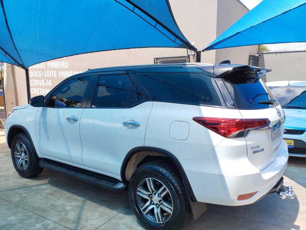 TOYOTA Hilux SW4 - Foto