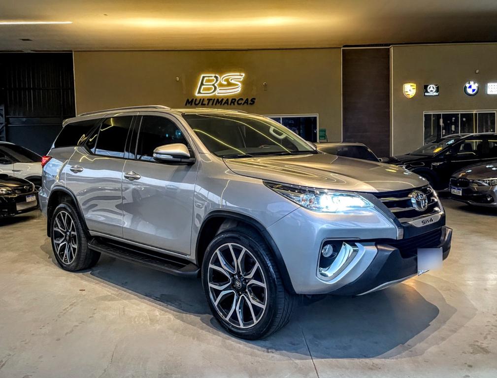 TOYOTA Hilux SW4