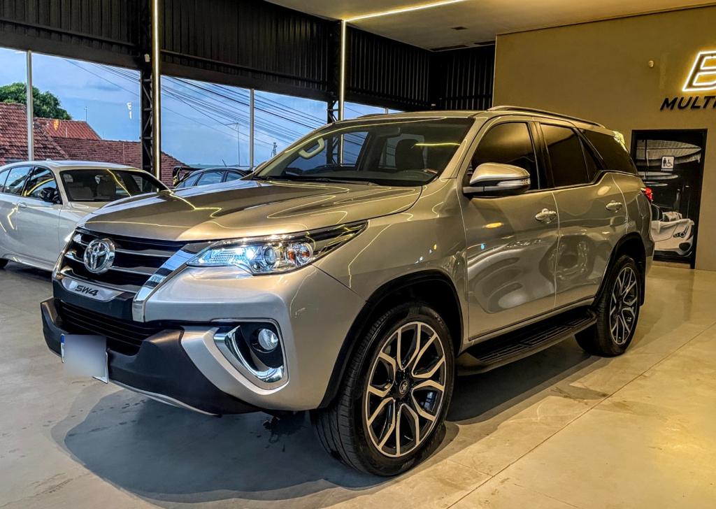 TOYOTA Hilux SW4 - Foto