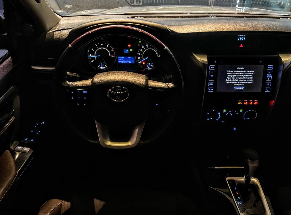 TOYOTA Hilux SW4 - Foto