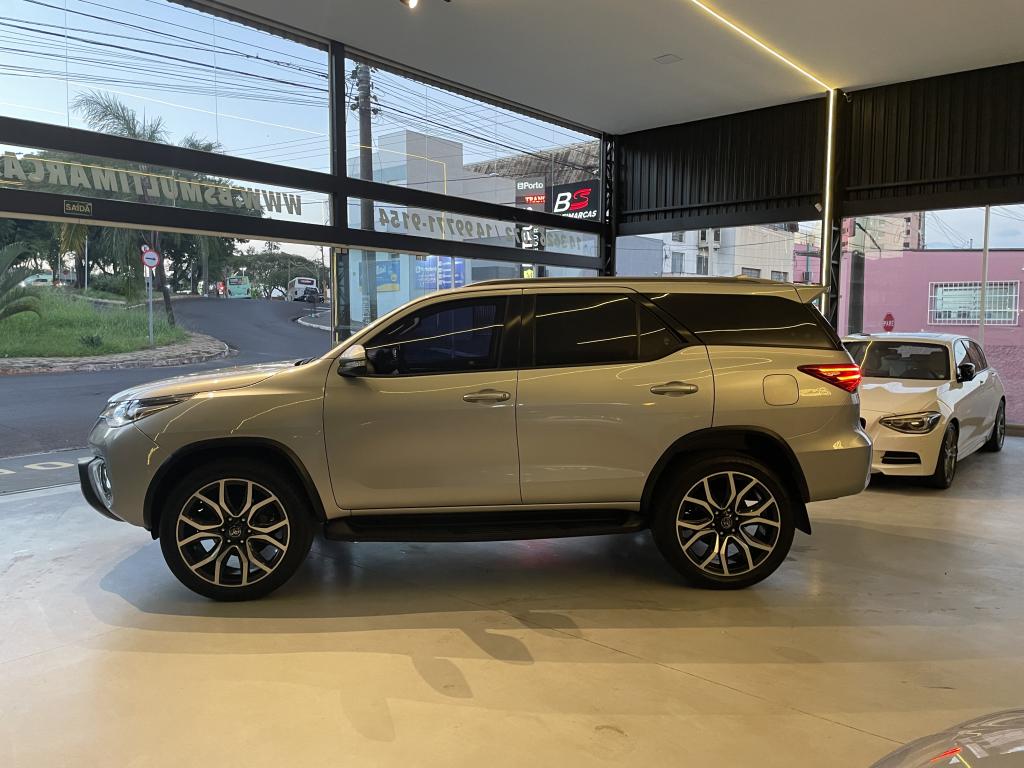 TOYOTA Hilux SW4 - Foto