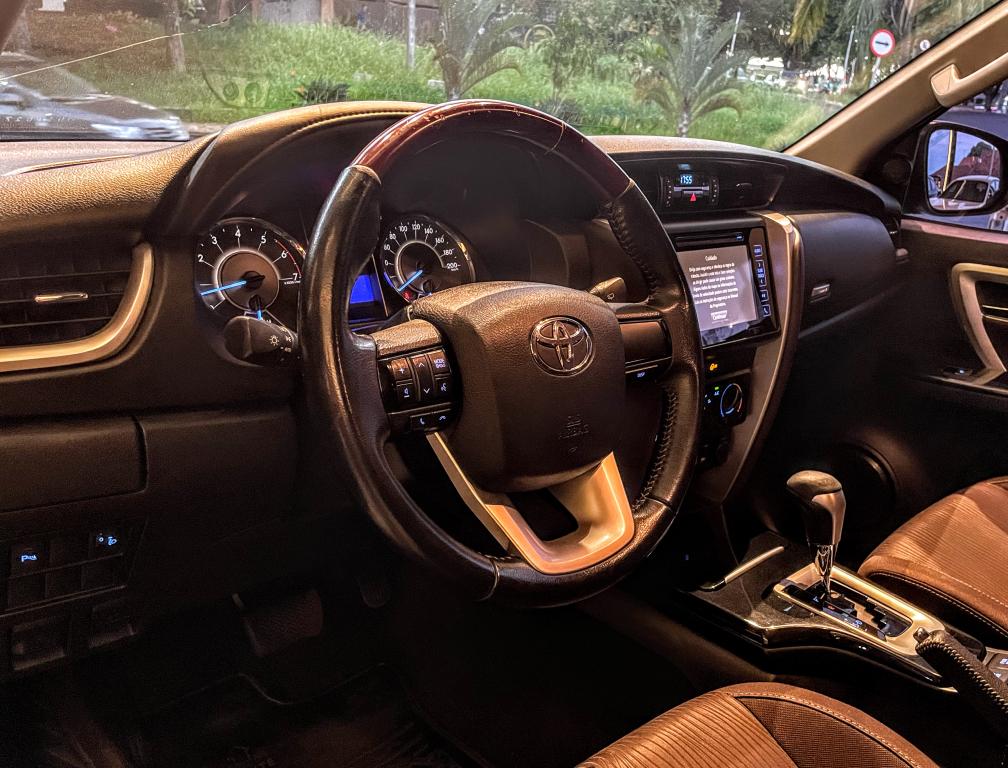 TOYOTA Hilux SW4 - Foto
