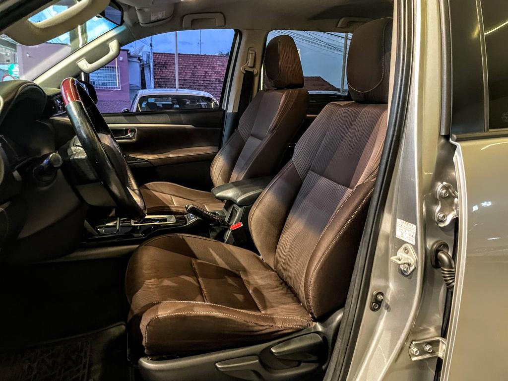 TOYOTA Hilux SW4 - Foto