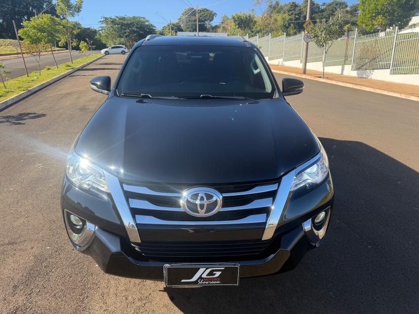 TOYOTA Hilux SW4 - Foto