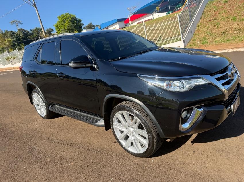 TOYOTA Hilux SW4 - Foto