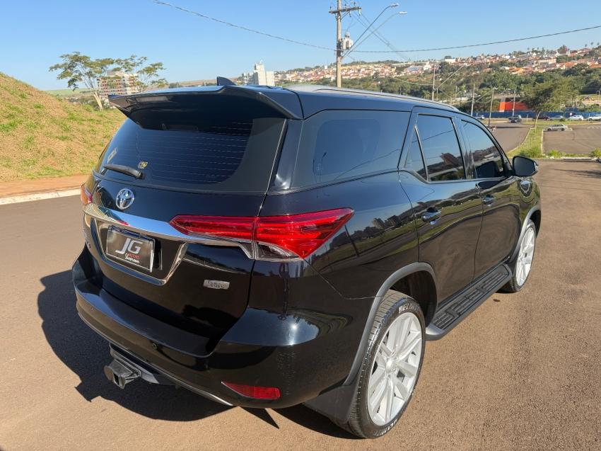 TOYOTA Hilux SW4 - Foto