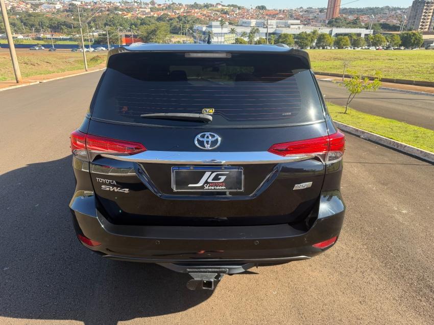 TOYOTA Hilux SW4 - Foto