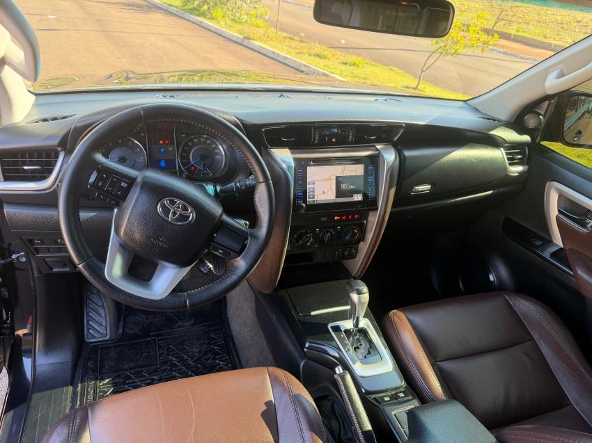 TOYOTA Hilux SW4 - Foto