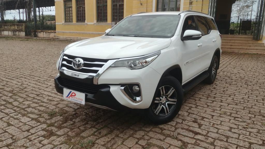 TOYOTA Hilux SW4 - Foto