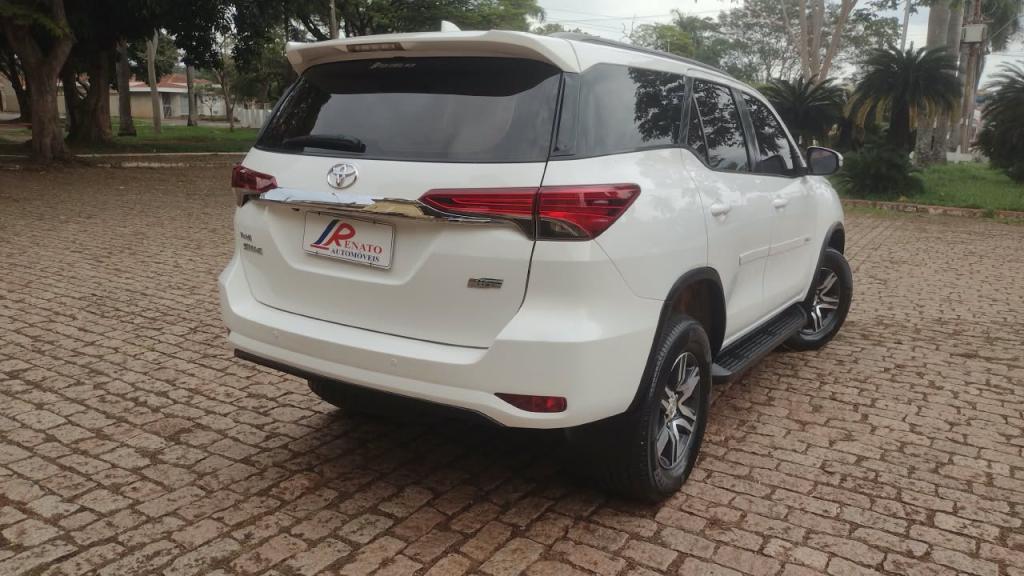 TOYOTA Hilux SW4 - Foto
