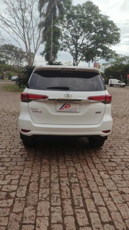 TOYOTA Hilux SW4 - Foto