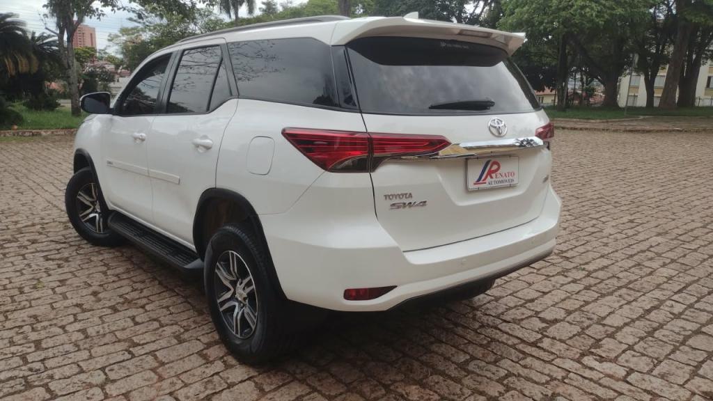 TOYOTA Hilux SW4 - Foto