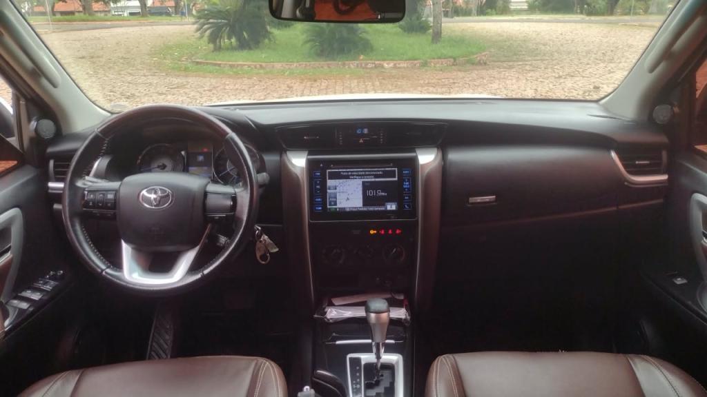 TOYOTA Hilux SW4 - Foto