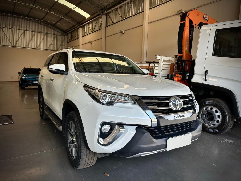 TOYOTA Hilux SW4