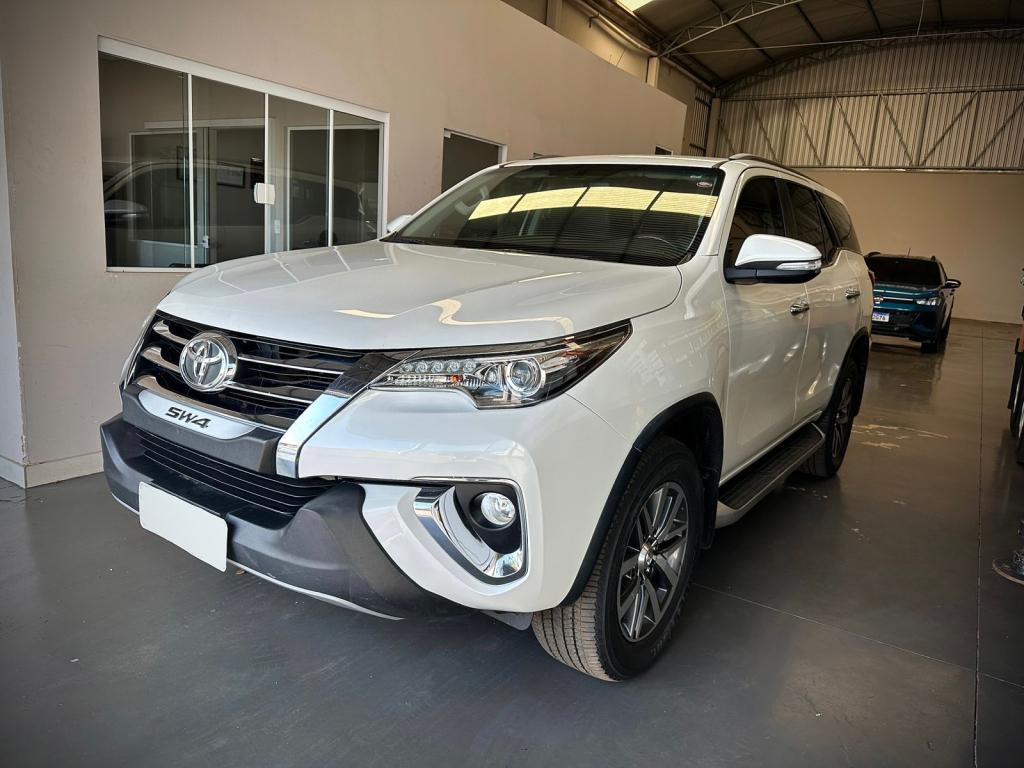 TOYOTA Hilux SW4 - Foto