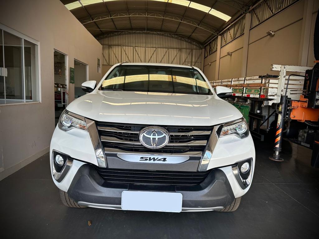 TOYOTA Hilux SW4 - Foto