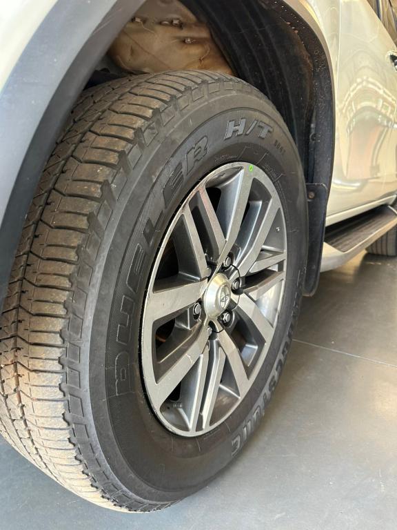 TOYOTA Hilux SW4 - Foto