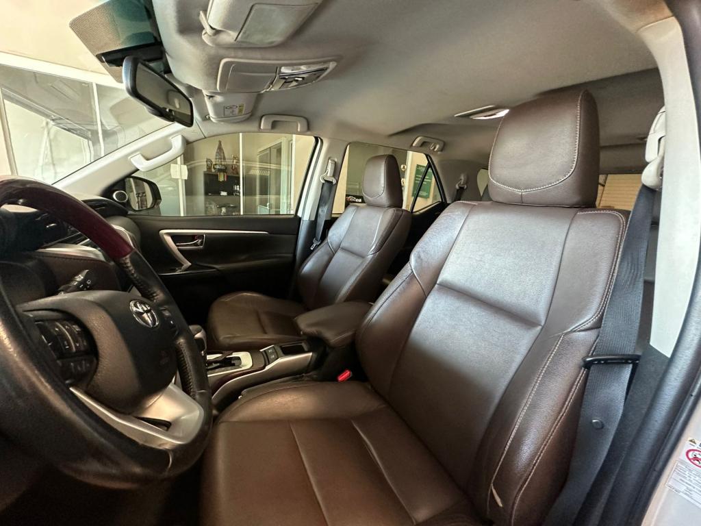 TOYOTA Hilux SW4 - Foto