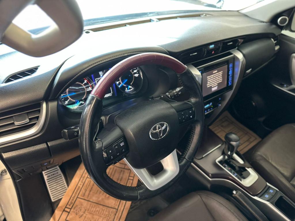 TOYOTA Hilux SW4 - Foto