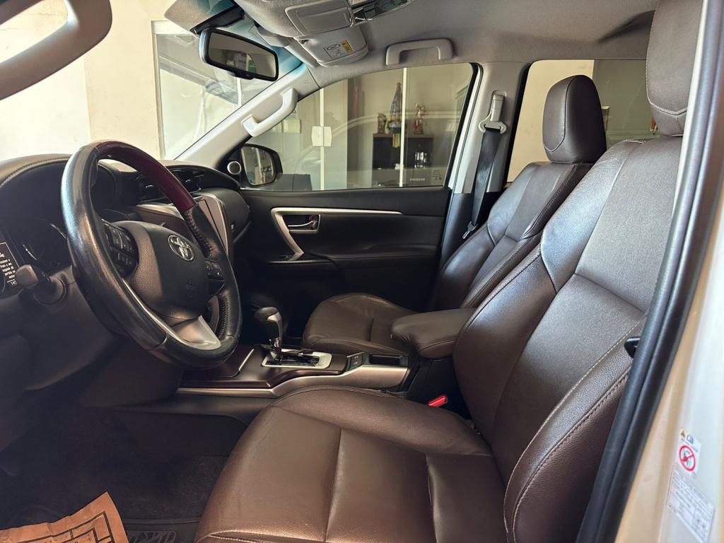 TOYOTA Hilux SW4 - Foto