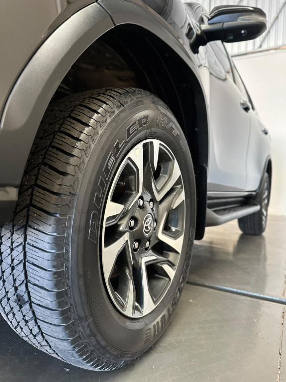 TOYOTA Hilux SW4 - Foto
