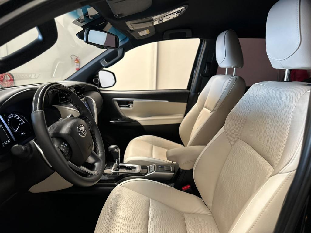 TOYOTA Hilux SW4 - Foto