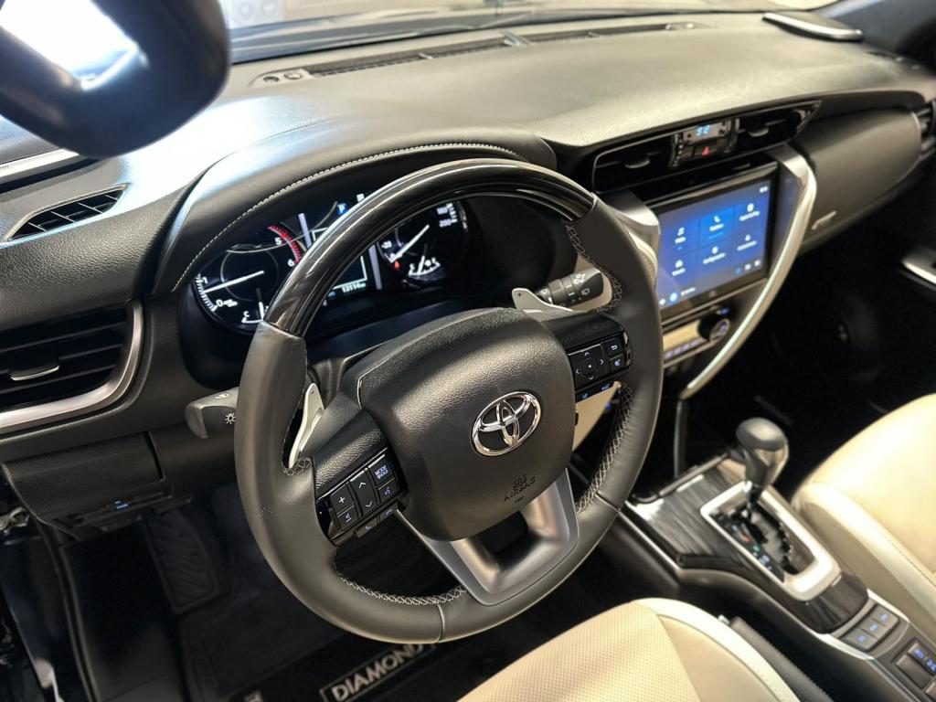TOYOTA Hilux SW4 - Foto