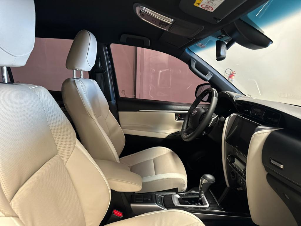 TOYOTA Hilux SW4 - Foto
