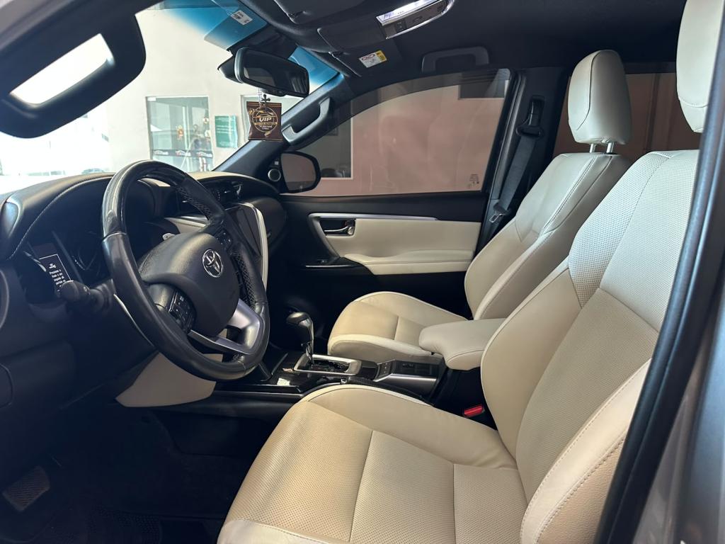TOYOTA Hilux SW4 - Foto