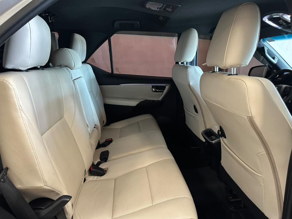 TOYOTA Hilux SW4 - Foto