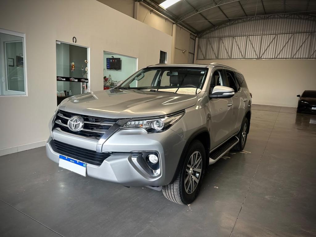 TOYOTA Hilux SW4 - Foto