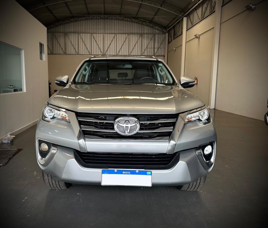 TOYOTA Hilux SW4 - Foto