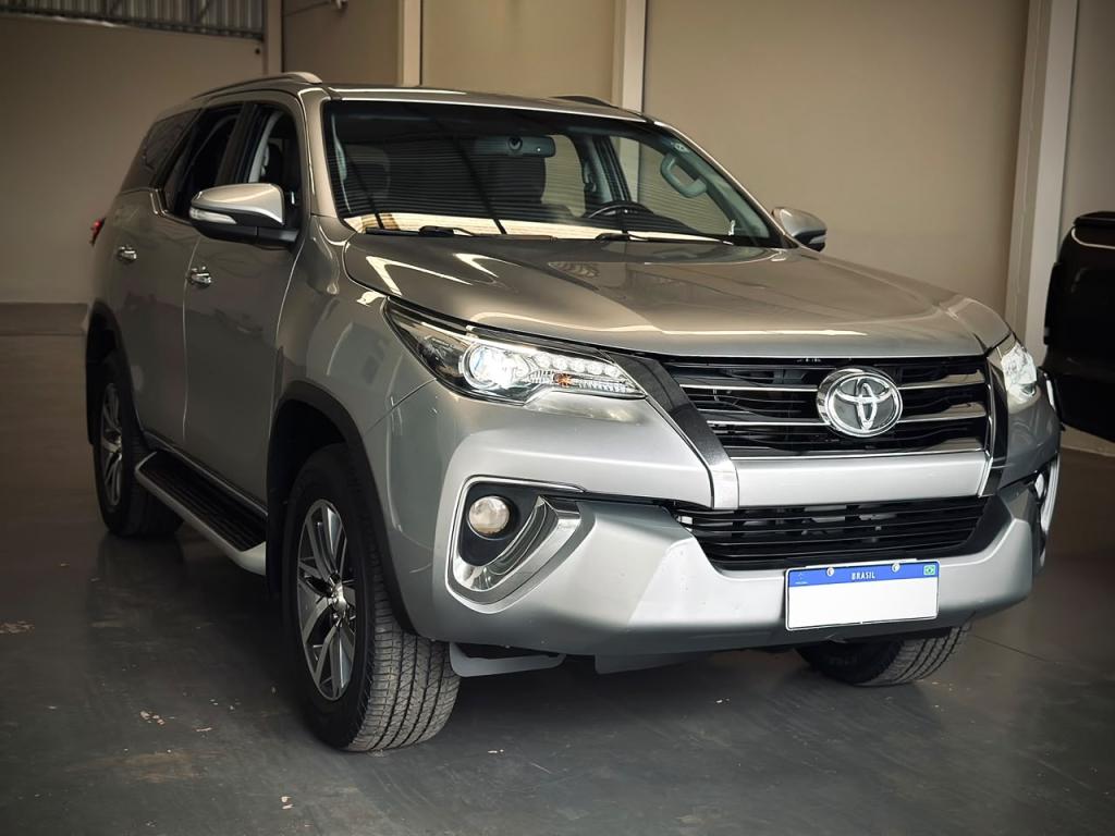 TOYOTA Hilux SW4 - Foto