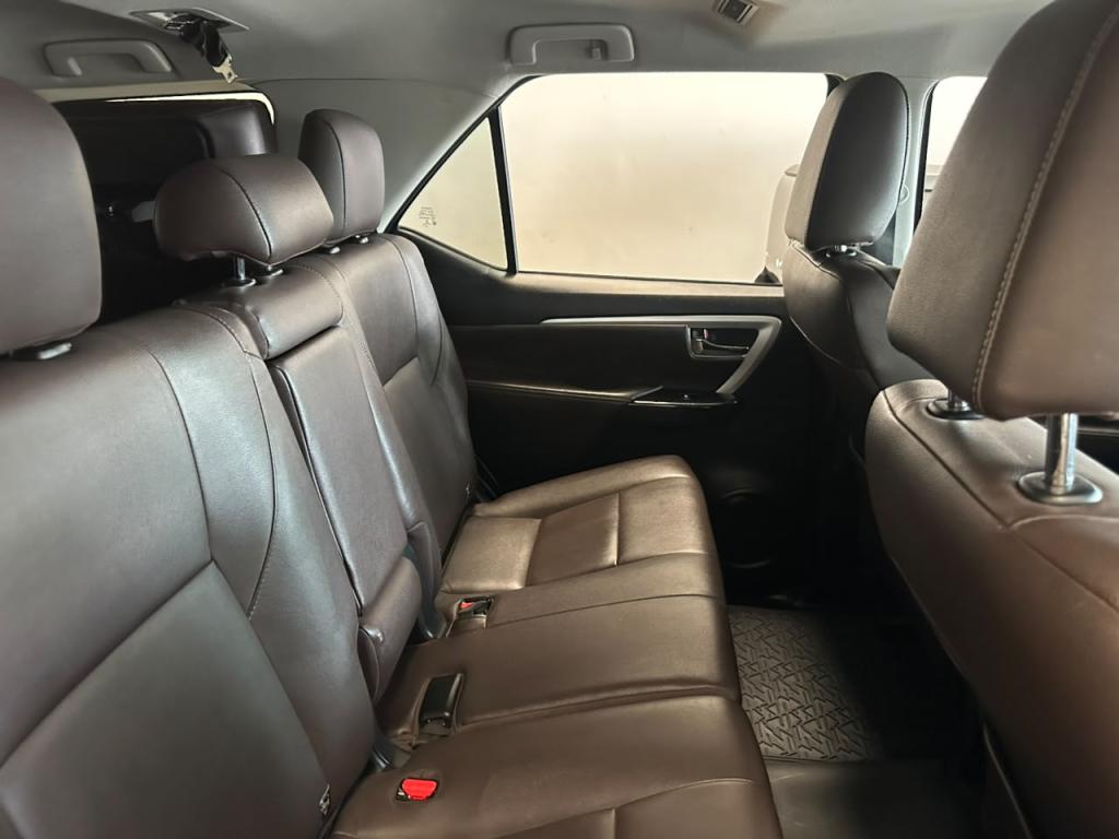 TOYOTA Hilux SW4 - Foto