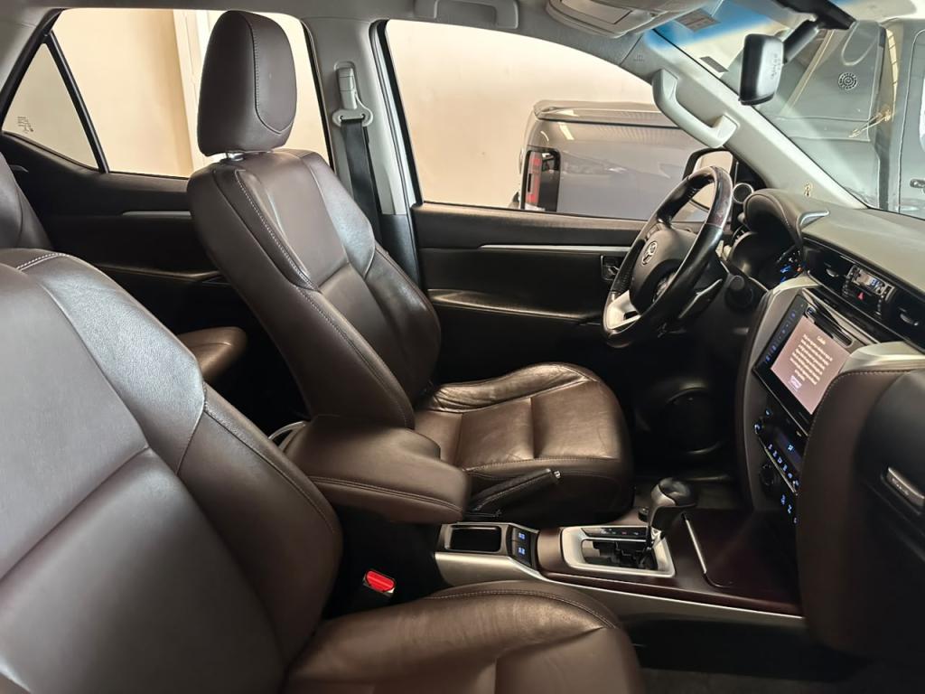 TOYOTA Hilux SW4 - Foto