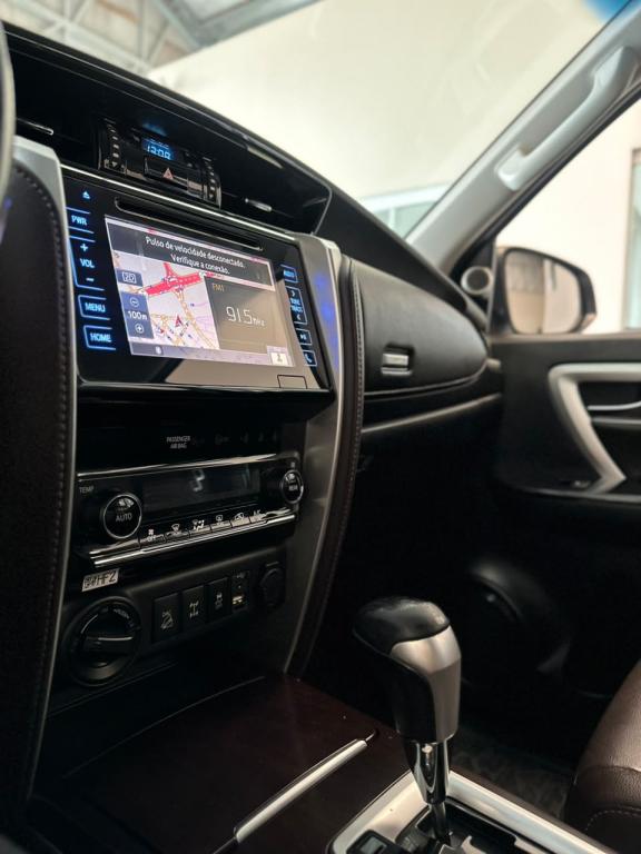 TOYOTA Hilux SW4 - Foto