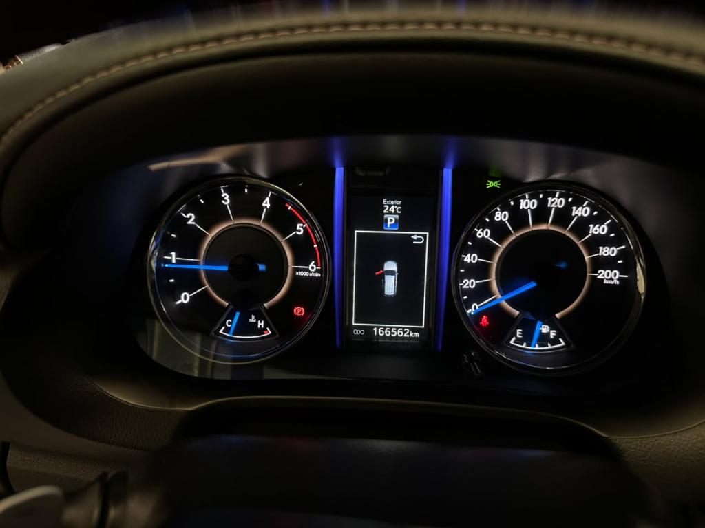 TOYOTA Hilux SW4 - Foto