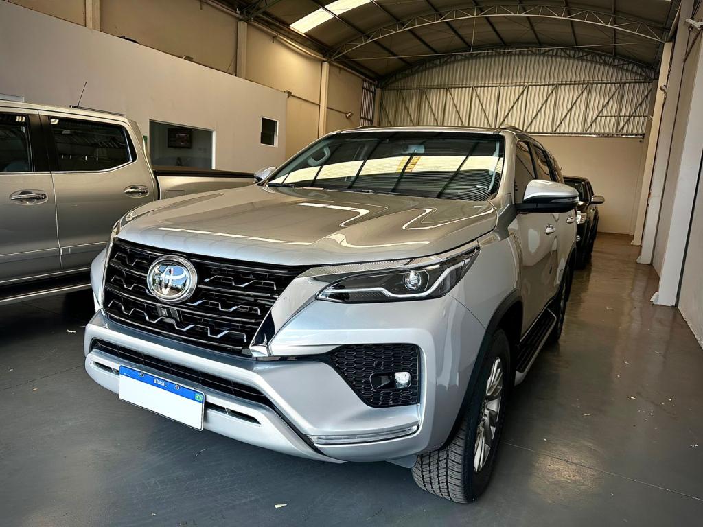 TOYOTA Hilux SW4 - Foto