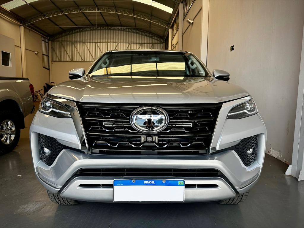 TOYOTA Hilux SW4 - Foto