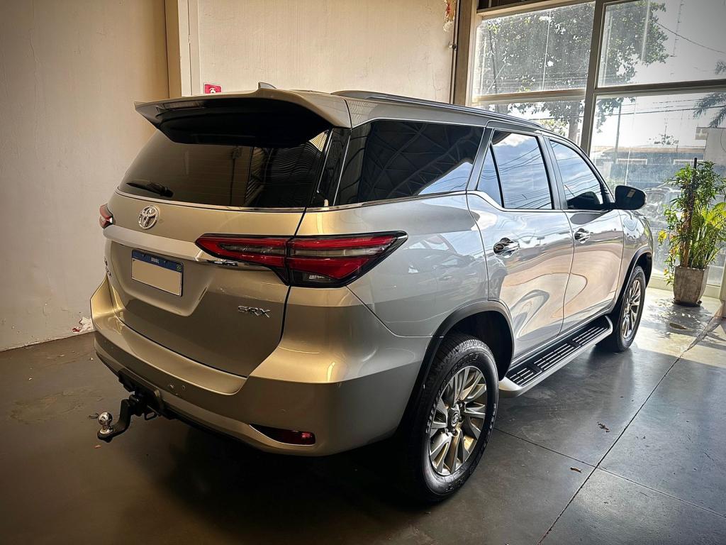 TOYOTA Hilux SW4 - Foto