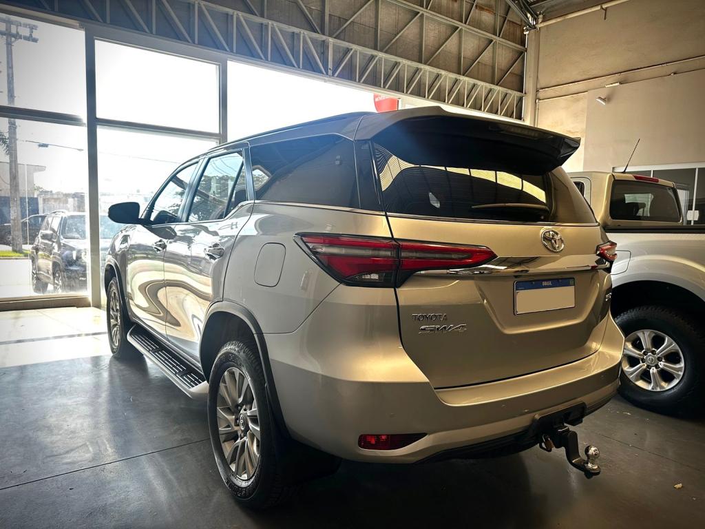 TOYOTA Hilux SW4 - Foto