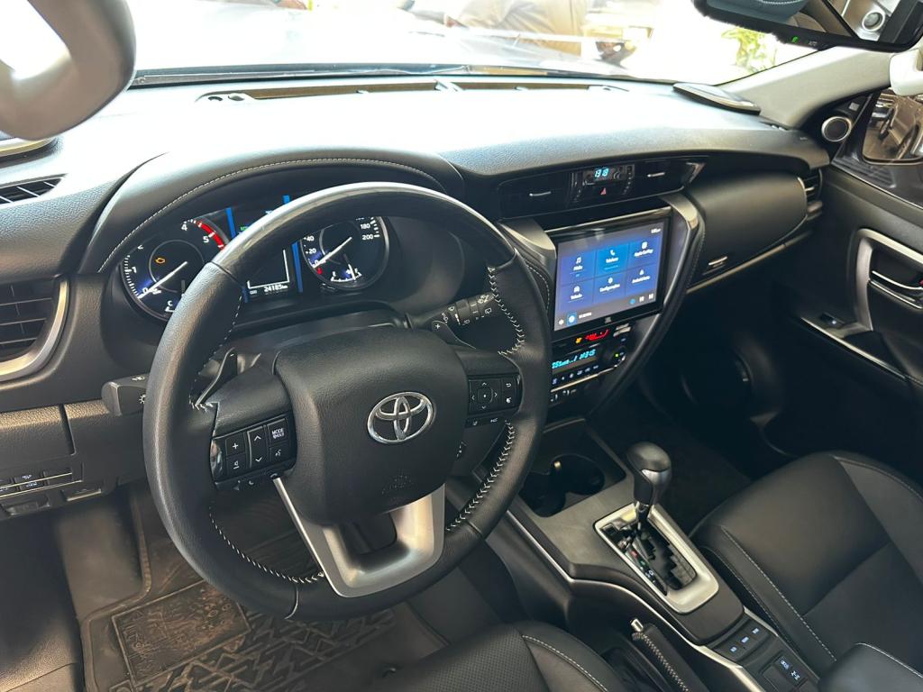 TOYOTA Hilux SW4 - Foto