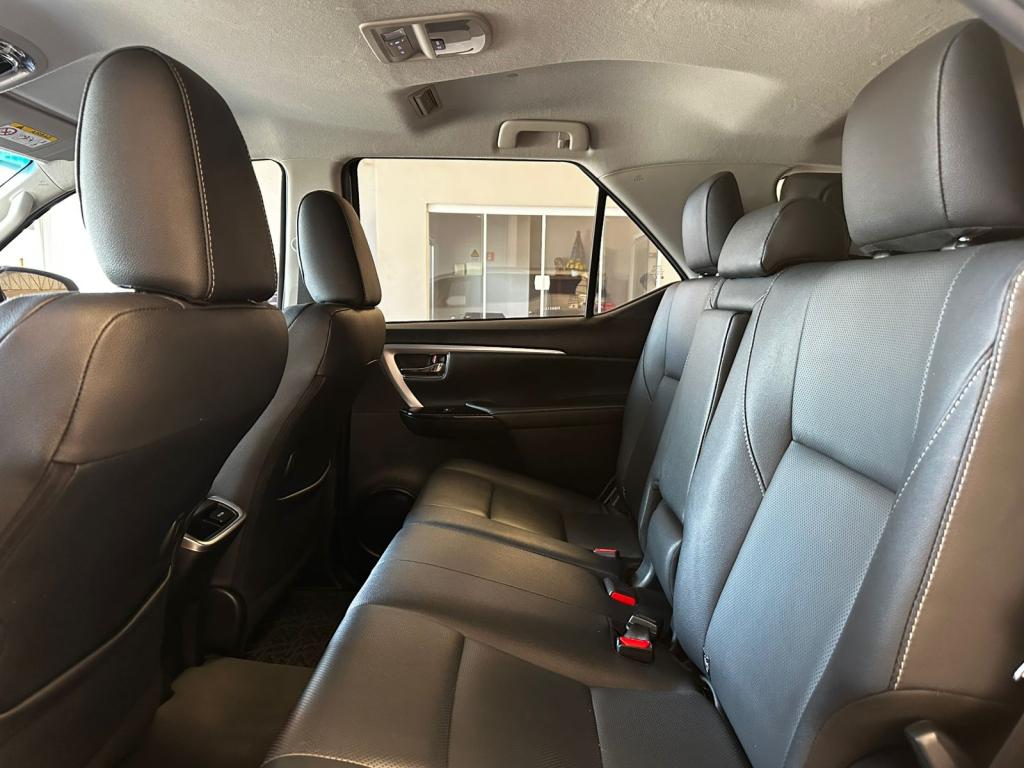 TOYOTA Hilux SW4 - Foto