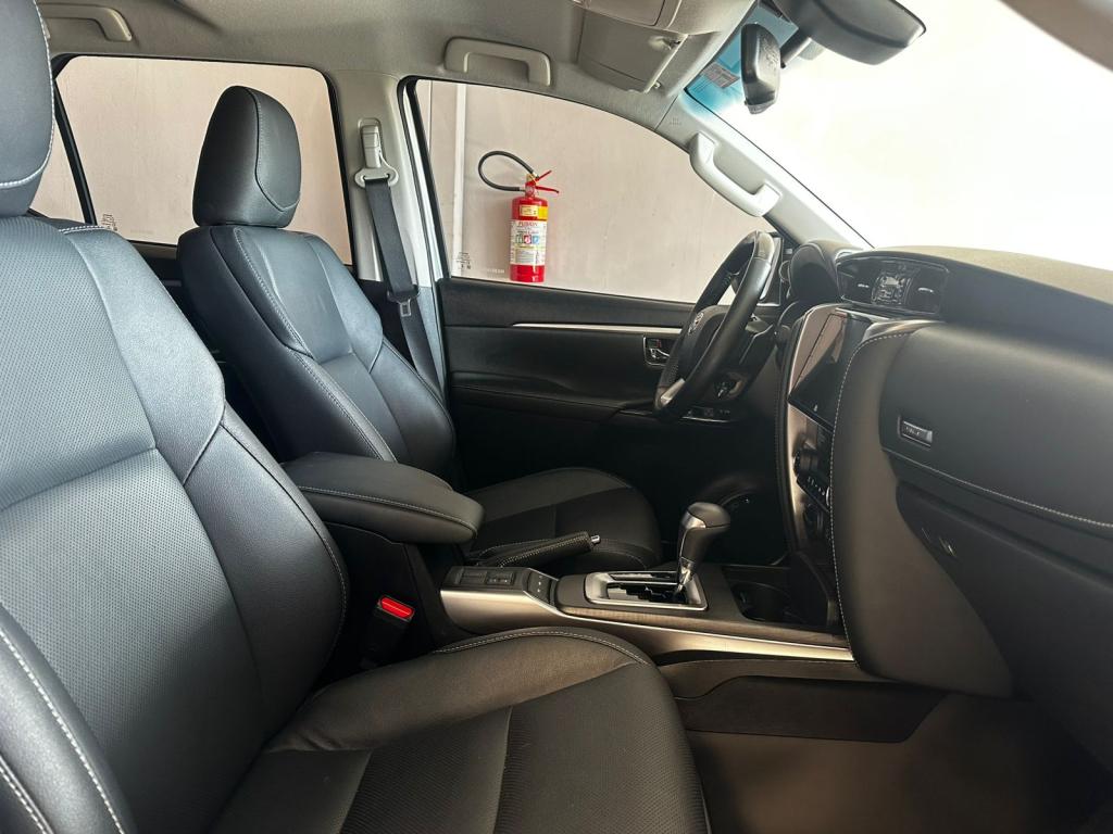 TOYOTA Hilux SW4 - Foto