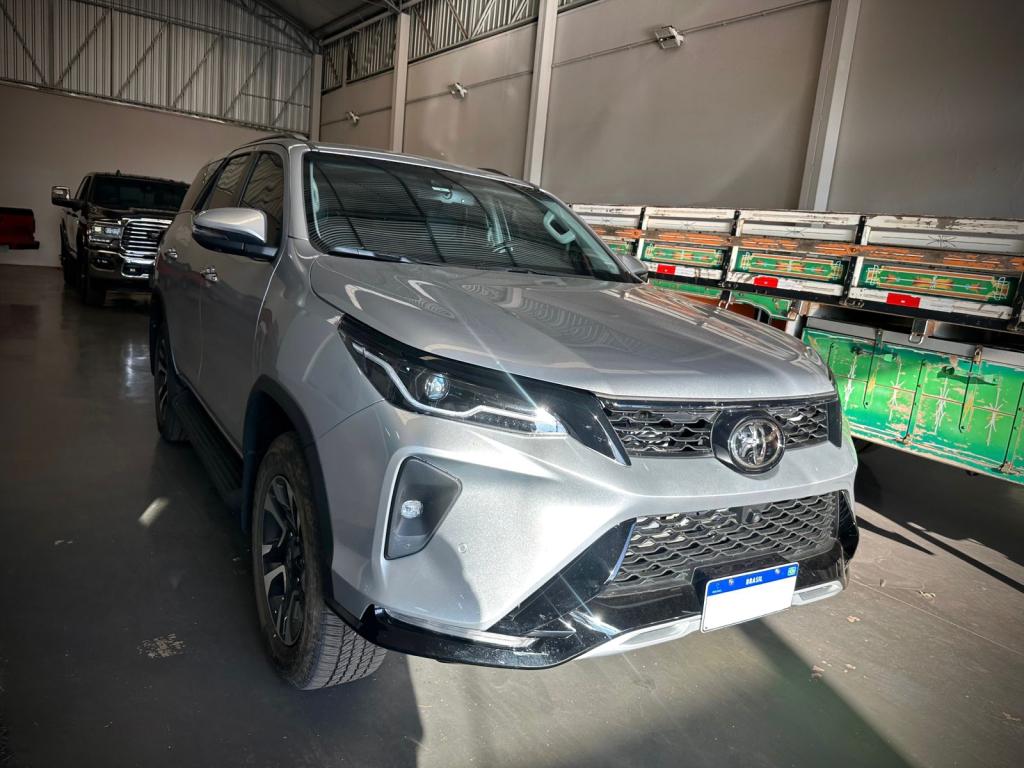 TOYOTA Hilux SW4 - Foto