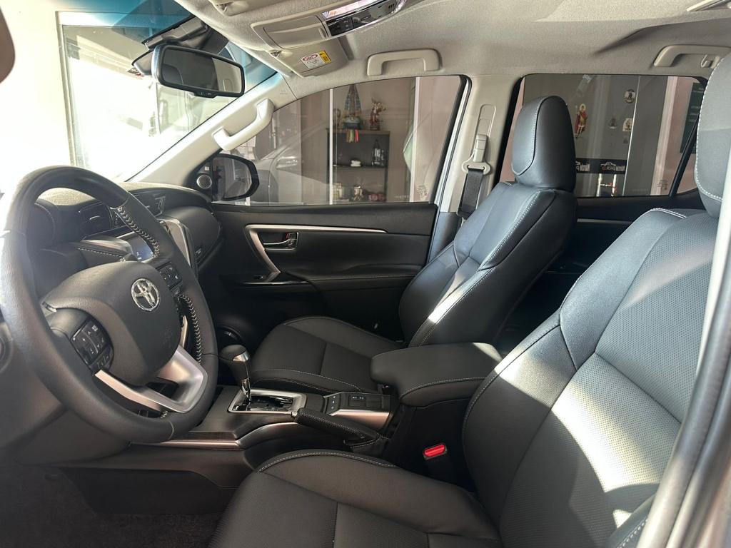TOYOTA Hilux SW4 - Foto