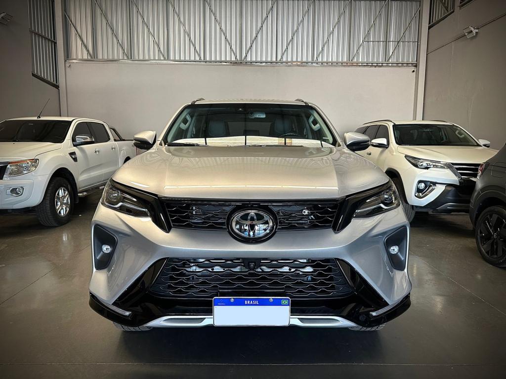 TOYOTA Hilux SW4 - Foto