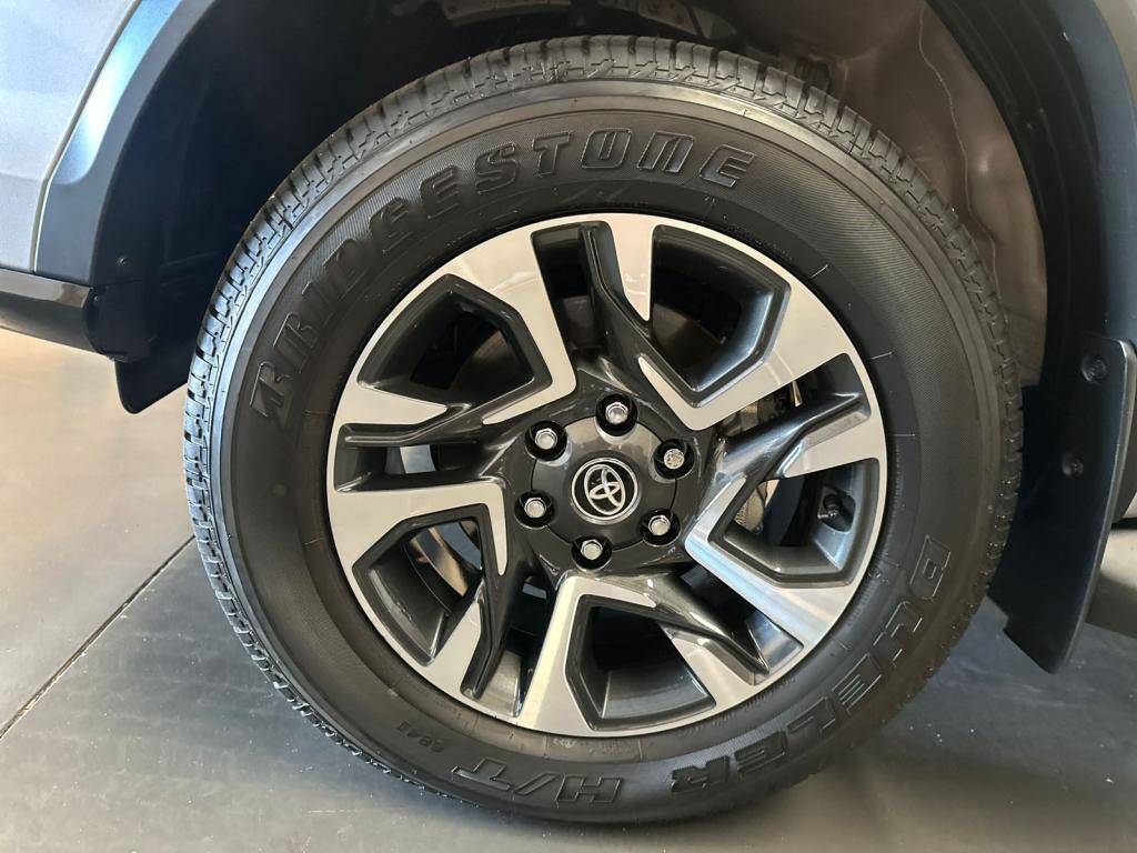 TOYOTA Hilux SW4 - Foto
