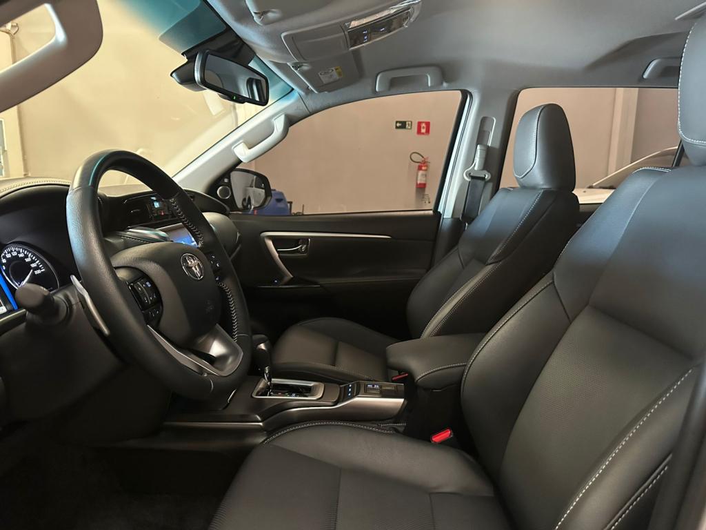TOYOTA Hilux SW4 - Foto