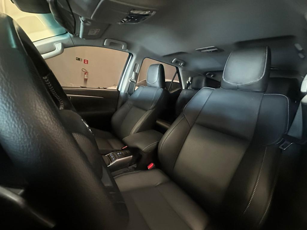 TOYOTA Hilux SW4 - Foto